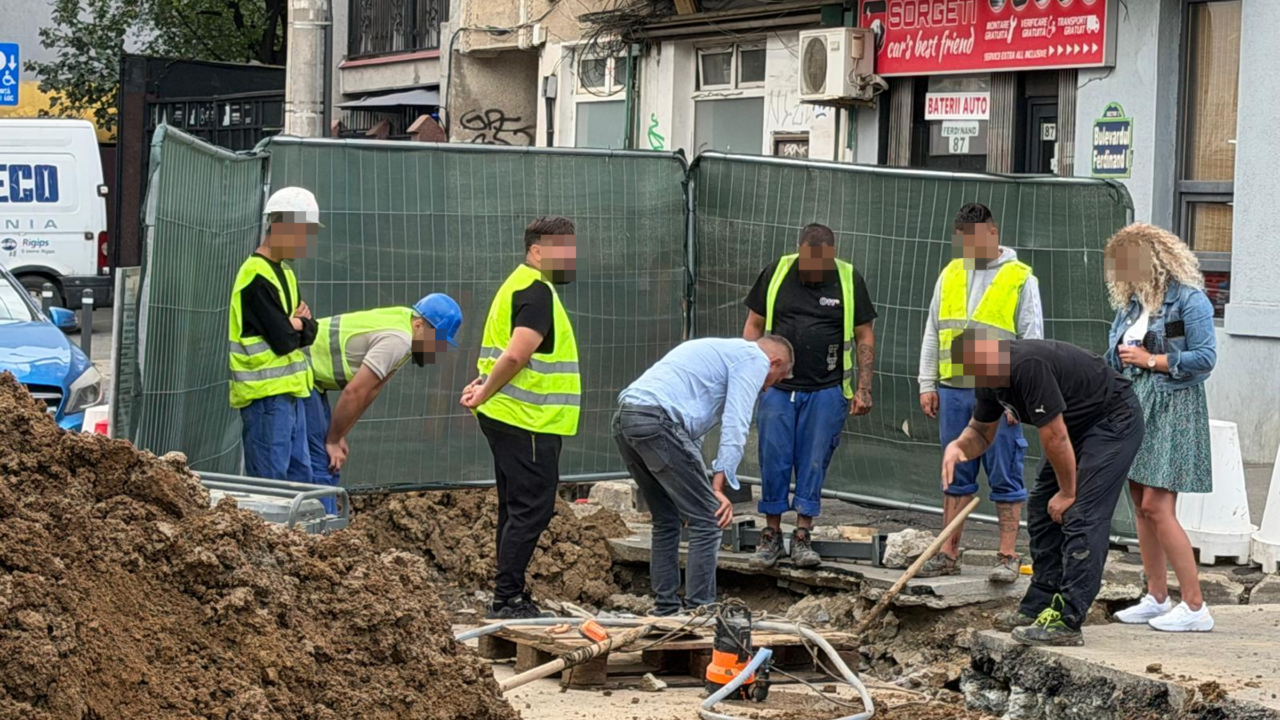 „București, în șantier”. Episodul 5. Zici că a căzut o dronă pe Bulevardul Ferdinand, unde trebuie schimbate șinele de tramvai. Șapte muncitori se uită la o groapă, ca în glumele cu „Dorel”