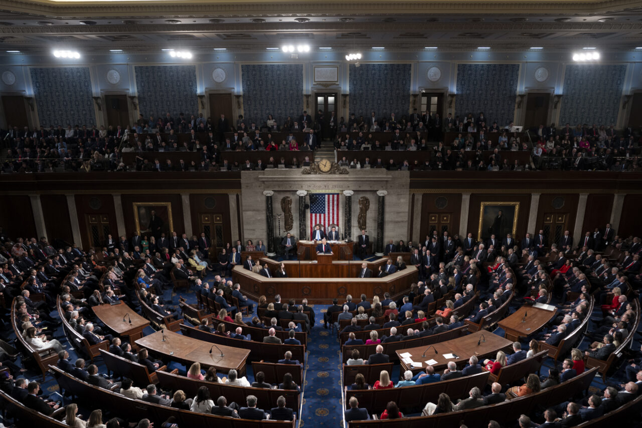 Congresul american îi limitează puterile lui Trump în războiul cu Iran