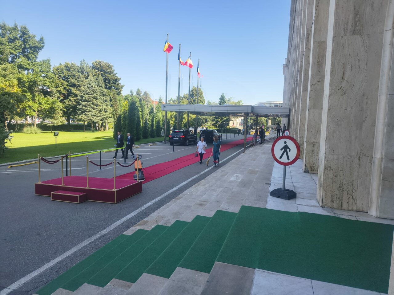 Covorul roșu de la Guvern, înaintea vizitei lui Vasile Tofan