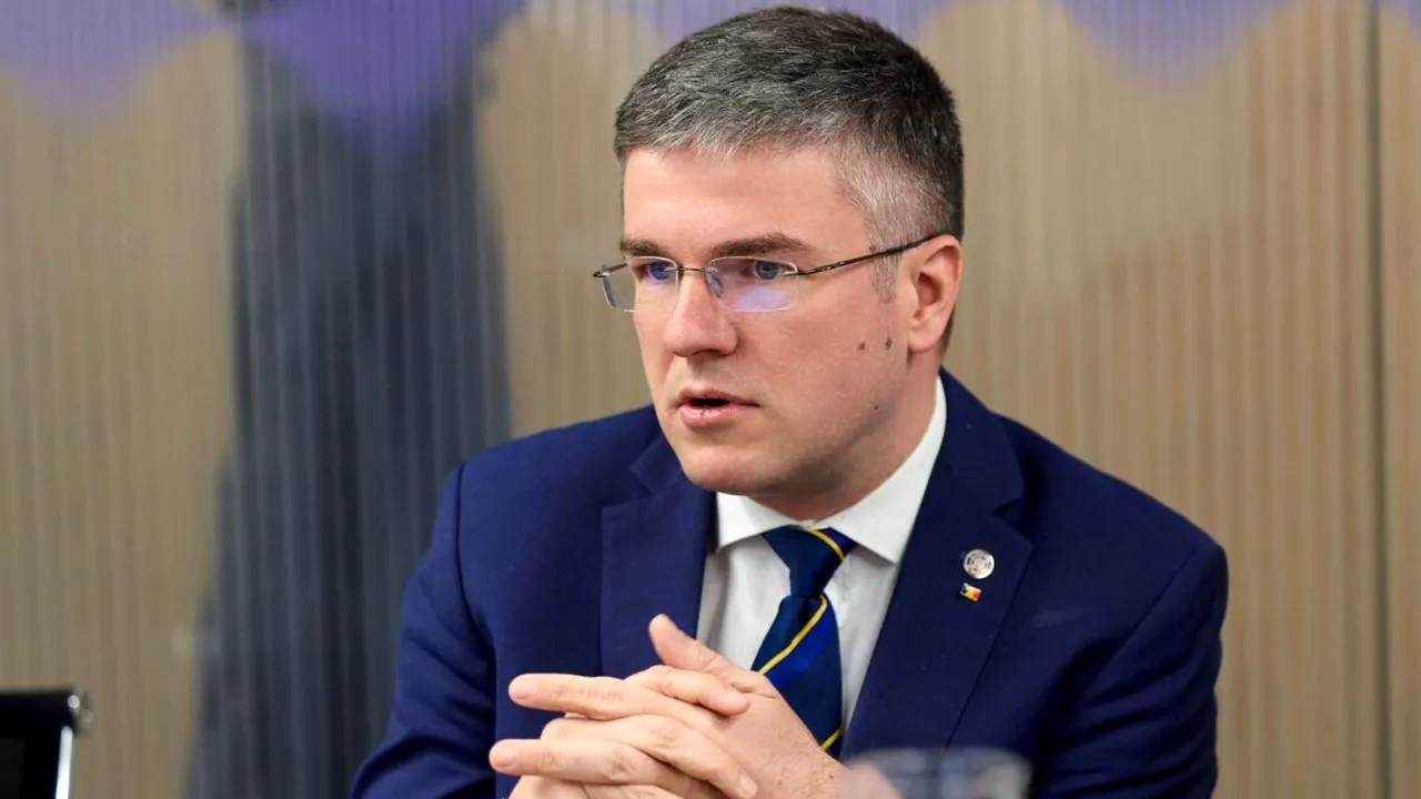 Ministrul Irineu Darău a fost amendat cu 21.000 de euro pentru că a amânat angajări la minister. Ce răspunde dacă are bani s-o plătească