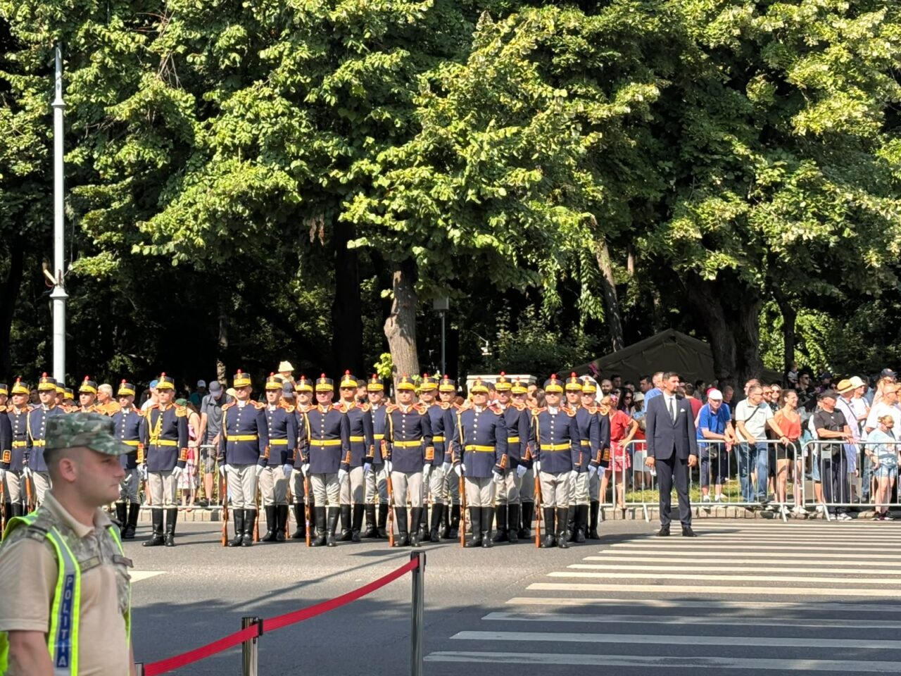 Ziua Aviației Române și a Forțelor Aeriene, celebrată cu fast în Piața Aviatorilor. Sute de bucureșteni iau parte la impresionantul spectacol aerian