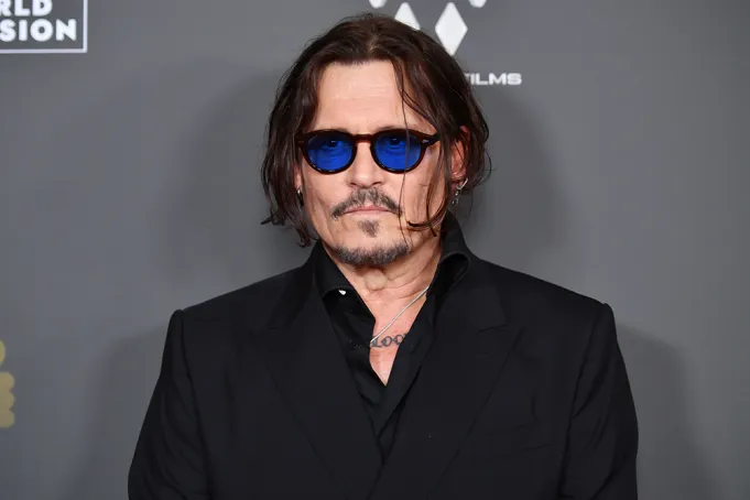 Johnny Depp a apărut deghizat la Comic-Con. Actorul și-a surprins fanii înaintea lansării noului său film