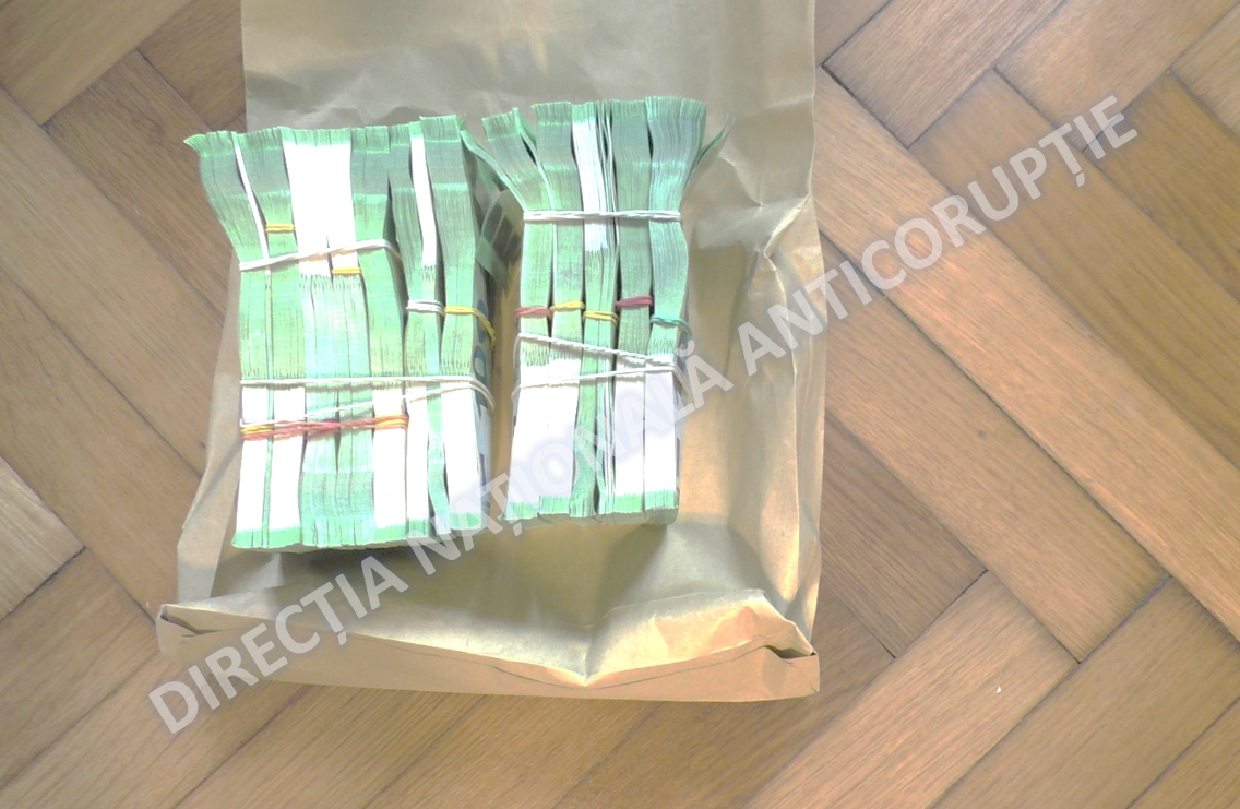 FOTO Lista sumelor încasate drept pretinsă șpagă de directorii uzinelor de armament. Bunurile de lux găsite de anchetatorii DNA la percheziții