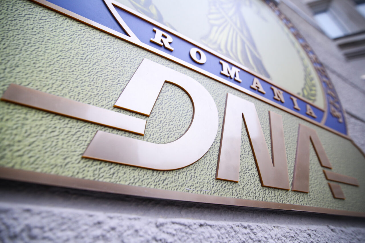 VIDEO | Zi de audieri la DNA în dosarul uzinelor de armament. Directorul UM Plopeni Tiberiu Pîrvu a participat la percheziția informatică