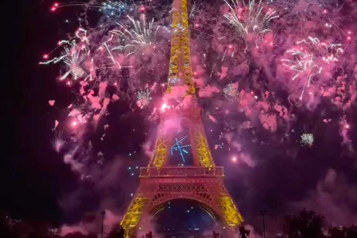 Turnul Eiffel, luminat de 1.600 de drone și artificii într-un spectacol impresionant la Paris organizat de Ziua Bastiliei