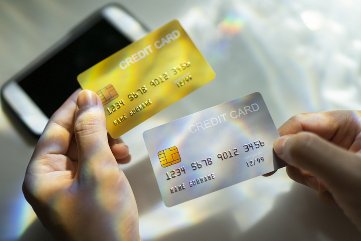 Cardul de credit și contul curent: instrumente utile pentru bugetul zilnic
