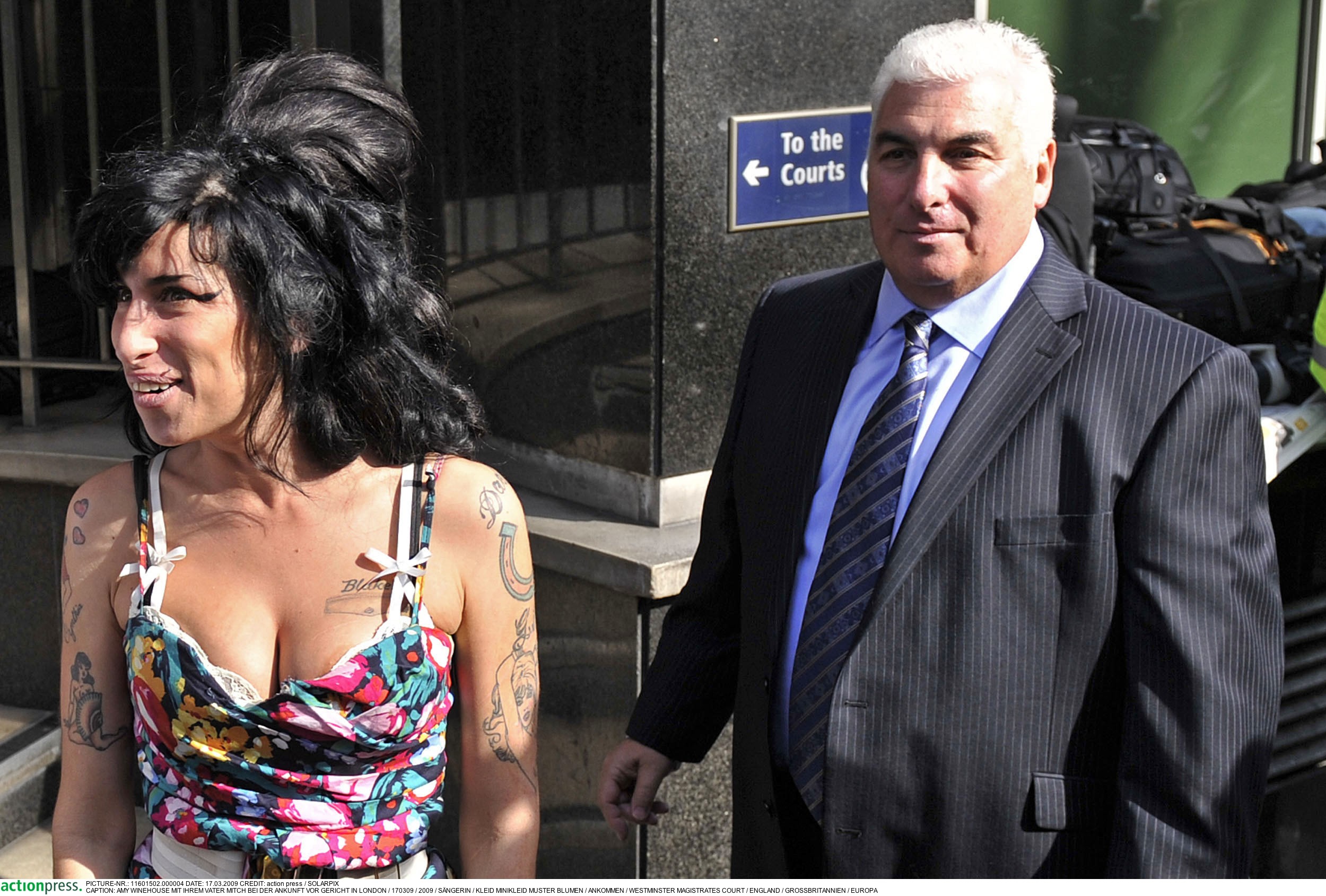 Tatăl lui Amy Winehouse plătește 950.000 de lire după procesul pierdut cu două prietene ale fiicei