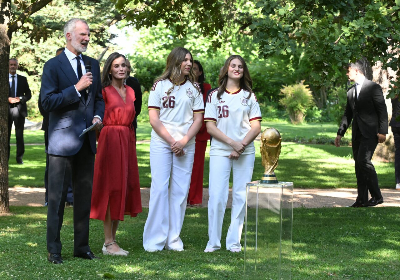 Campionii mondiali, întâmpinați de regele Felipe al Spaniei.  Motivul pentru care prințesele au purtat tricourile naționalei de fotbal cu numărul 26