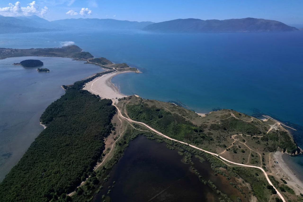 Parcela de teren din Albania pe care ginerele lui Trump vrea să construiască un resort de lux ar fi putut fi achiziționată ilegal. Cum a ajuns pământul în mâinile lui Jared Kushner