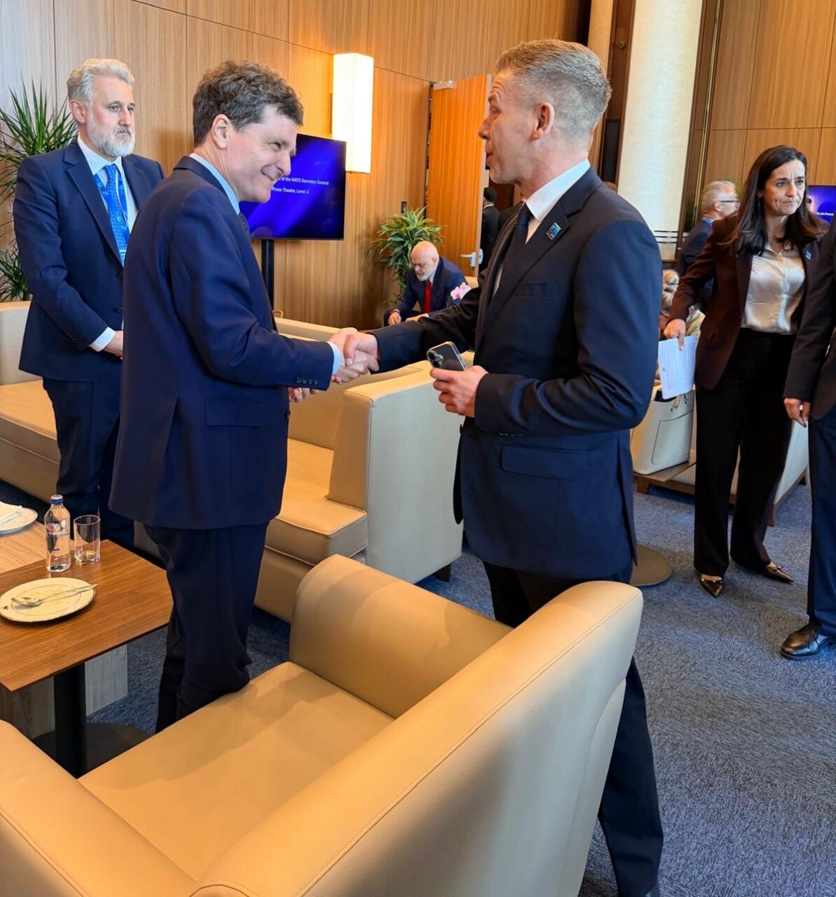 Nicușor Dan, discuție cu premierul ungar Peter Magyar, la încheierea summitului de la Ankara
