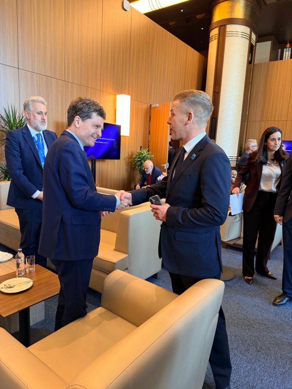 Nicușor Dan, discuție cu premierul ungar Peter Magyar, la încheierea summitului de la Ankara