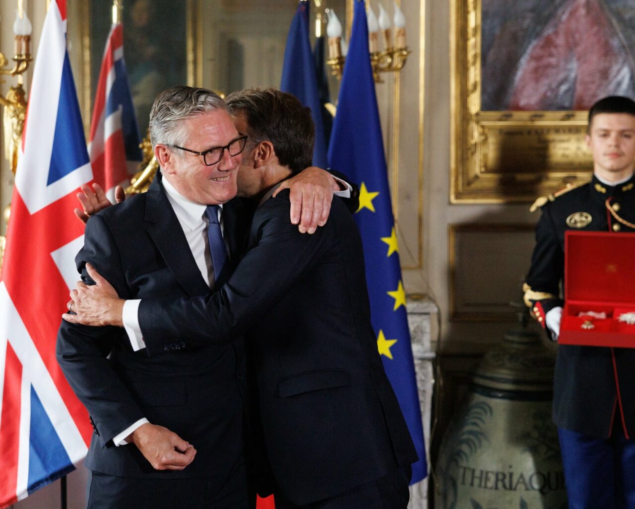 Keir Starmer, decorat de Emmanuel Macron cu cea mai înaltă distincție a Franței