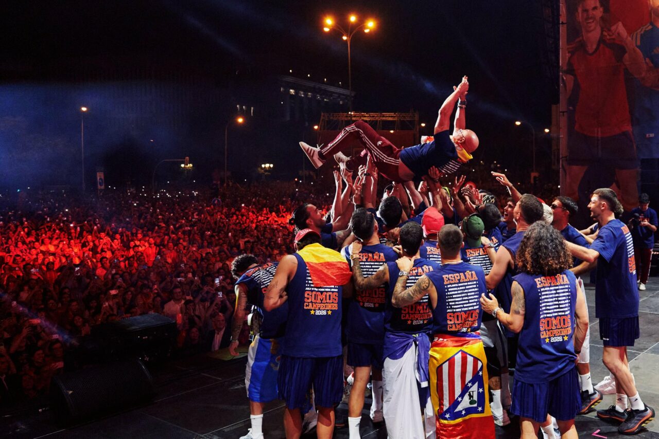 Încă o noapte albă la Madrid. Două milioane de oameni au umplut străzile capitalei spaniole pentru a-i celebra pe eroii de la Mondial