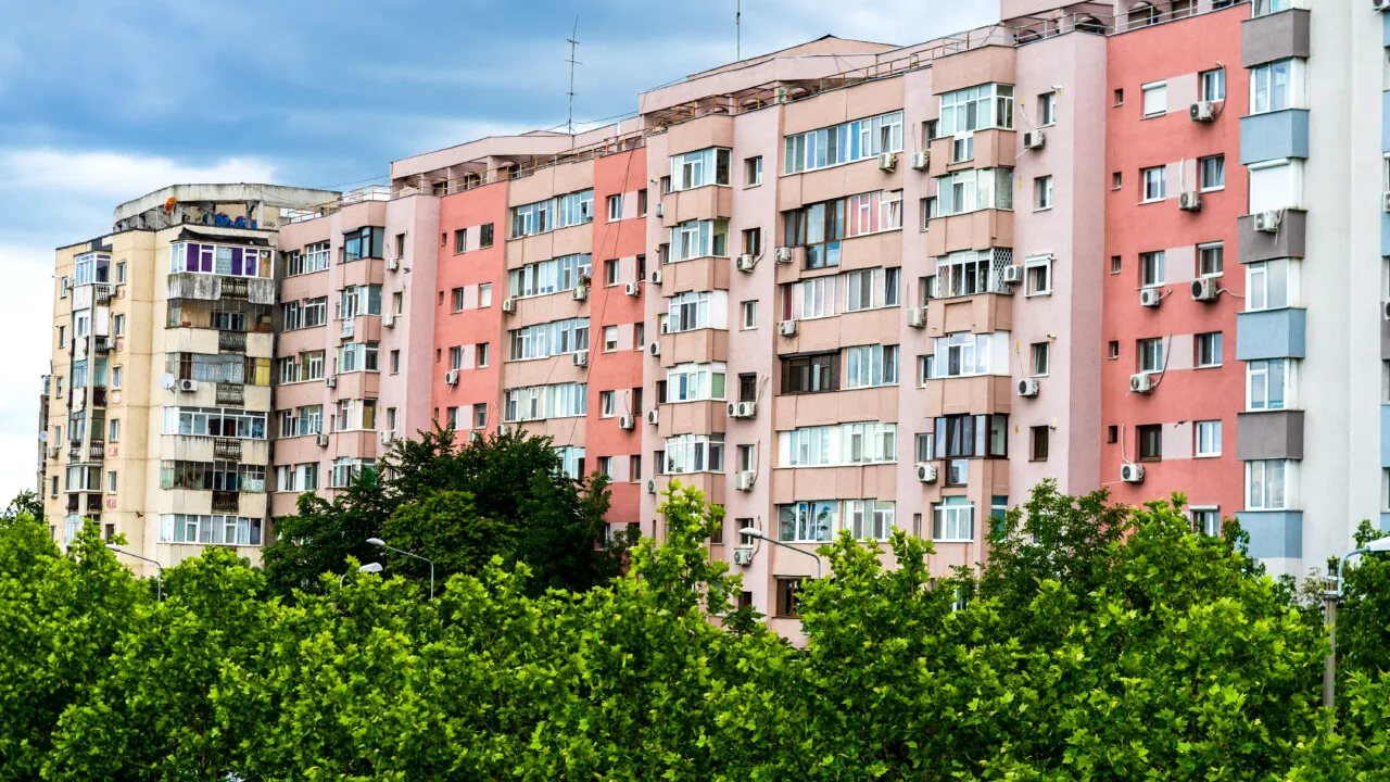 Amenzi pentru cei care scutură covoare pe geam sau balcon în Alba Iulia. Ce sancțiuni prevede noul regulament