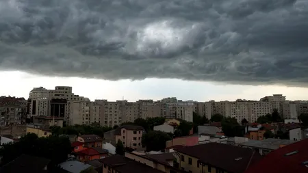 România intră sub asediul furtunilor. ANM anunță ploi torențiale, vijelii și grindină până luni seară. Ce zone sunt vizate