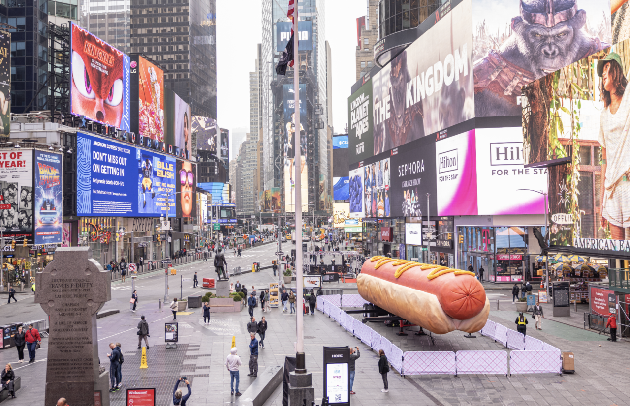 Un hot-dog de 20 de metri a fost amplasat în Times Square pentru a celebra cea de-a 250-a aniversare a SUA. Ce mesaje au vrut să transmită artiștii