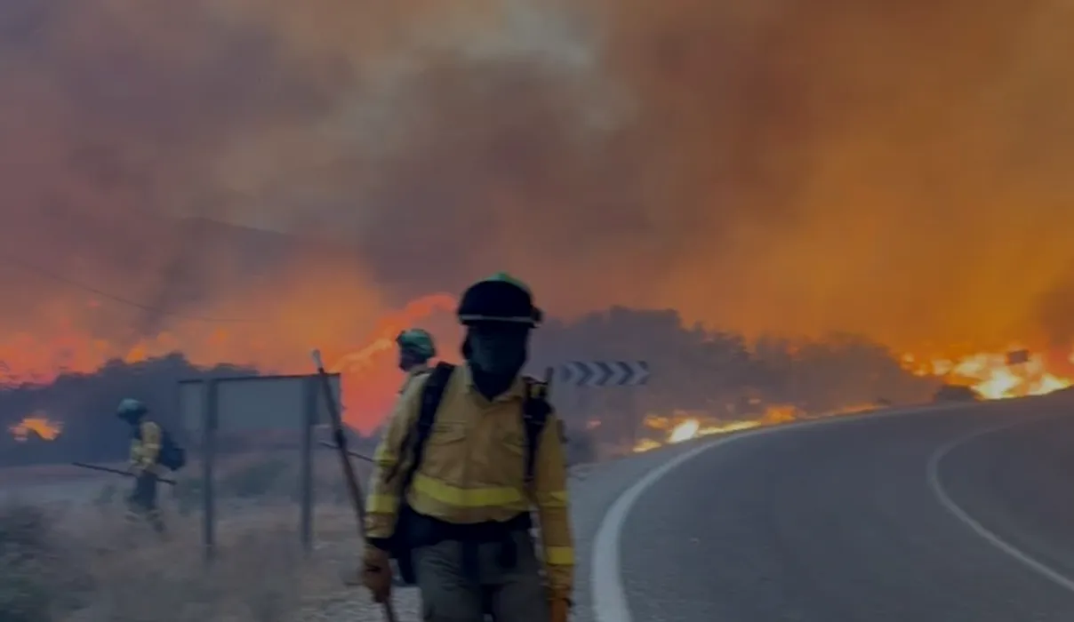 Incendiu masiv, cu nor toxic de fum, la un depozit de plastic din Giurgiu. Pompierii s-au luptat cu flăcările toată noaptea