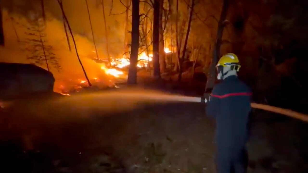 Incendiu de proporții în pădurea Fontainebleau. Flăcările au ajuns aproape de Paris. Bombardierele cu apă Dash, mobilizate în premieră