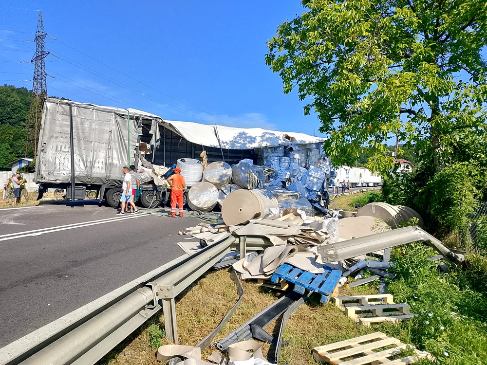 Valea Oltului, blocată după ce un TIR care transporta hârtie igienică s-a răsturnat și a rupt doi stâlpi de electricitate