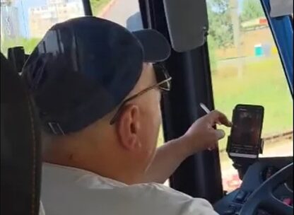 Șofer CT Bus Constanța, filmat în timp ce fumează și folosește telefonul mobil, chiar la volanul autobuzului plin cu pasageri. Reacția companiei