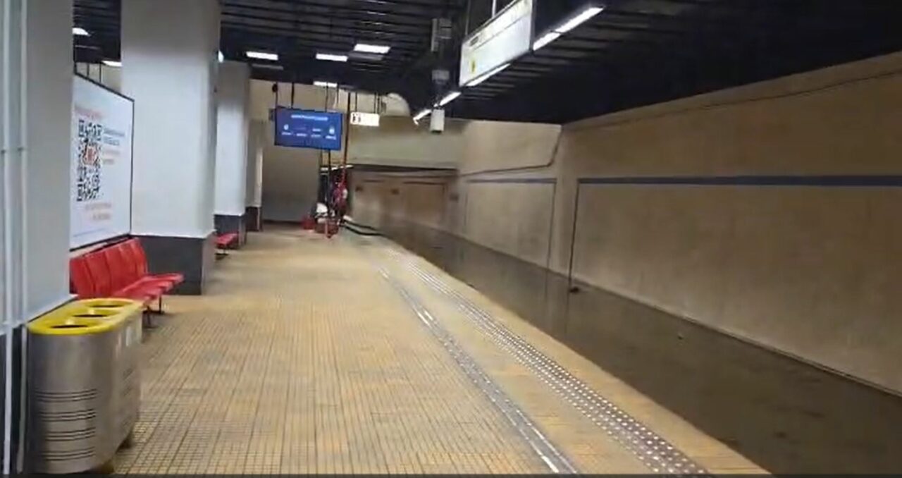 Inundație la metrou. După o oră de funcționare a pompelor de la Piața Victoriei 2, nivelul apei a scăzut cu doar 5 centimetri. Când va circula metroul