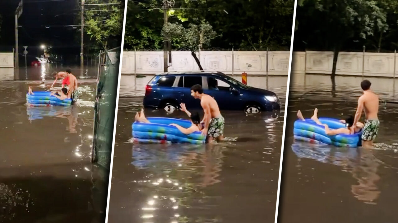 Străzile inundate ale Capitalei au devenit loc de joacă. Un grup de tineri a ieșit la plimbare cu o piscină gonflabilă. Imaginile s-au viralizat imediat