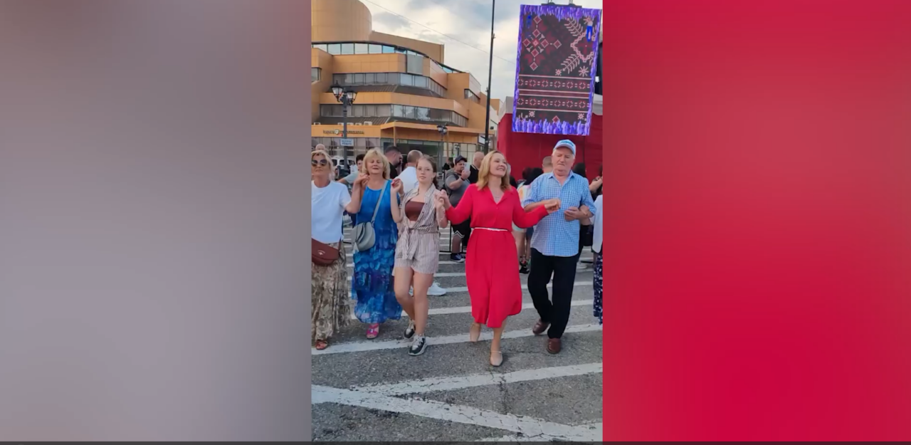 Elena Lasconi, în pași de horă la zilele orașului Câmpulung Muscel. Primărița întreține atmosfera printre locuitori