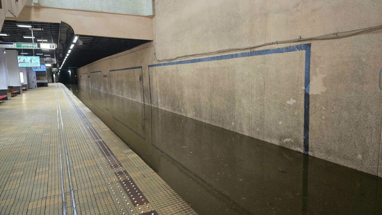 Stația de metrou Piața Victoriei, închisă după inundațiile din București. Apa a ajuns în tunel până la nivelul peronului. Metrorex anunță cum vor circula trenurile