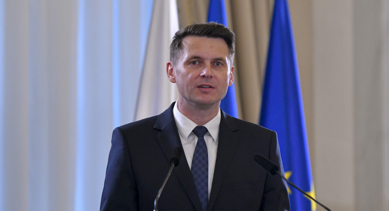Al doilea om în stat, prins cu minciuna în cazul întâlnirii dintre Bolojan și șefa CCR Declarația inițială „Nu îmi folosește nimeni biroul în lipsă”  s-a transformat în „Am avut o înţelegere cu domnia sa să folosească biroul oricând are nevoie”