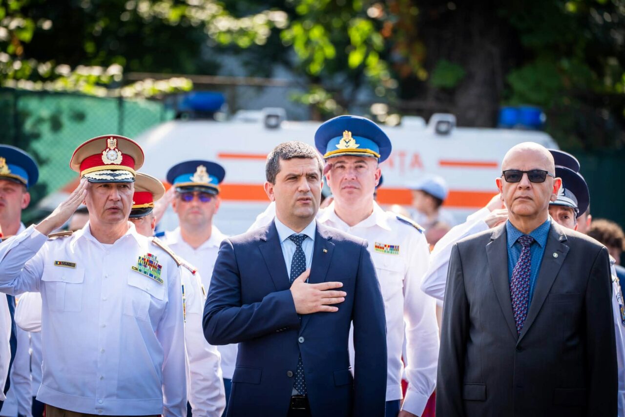 Radu Miruţă, alături de Oana Gheorghiu la Ziua Forţelor Aeriene Române. A fost încadrat de doi şefi de instituţie cercetaţi pentru corupţie