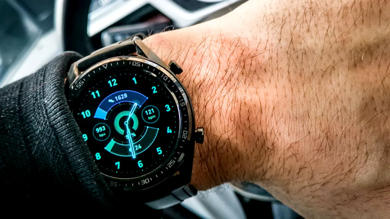 Amendă de 350 de euro și 30 de zile fără permis pentru șoferii care conduc prin Grecia cu smartwatch-ul la mână. Explicația autorităților elene