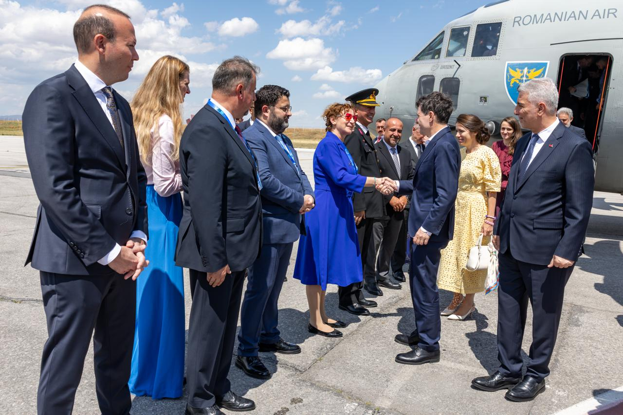 Nicușor Dan a aterizat la Ankara. Președintele și partenera sa, Mirabela Grădinaru, au fost întâmpinați de o delegație a Turciei