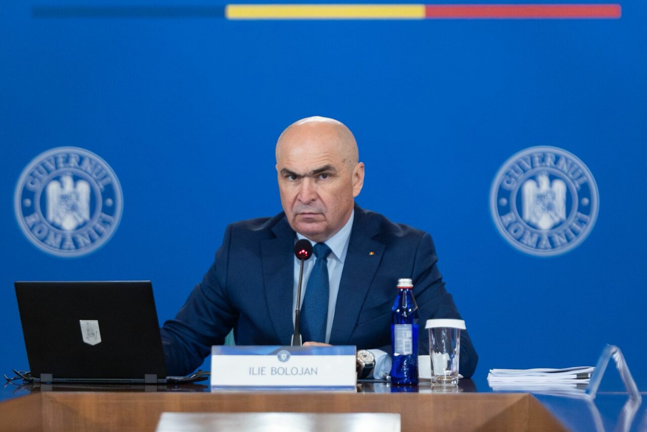 Bolojan nu vrea să răspundă la întrebările legate de „racolarea” extremiștilor din SOS și POT. Numai în ultima săptămână, Bolojan a atras patru