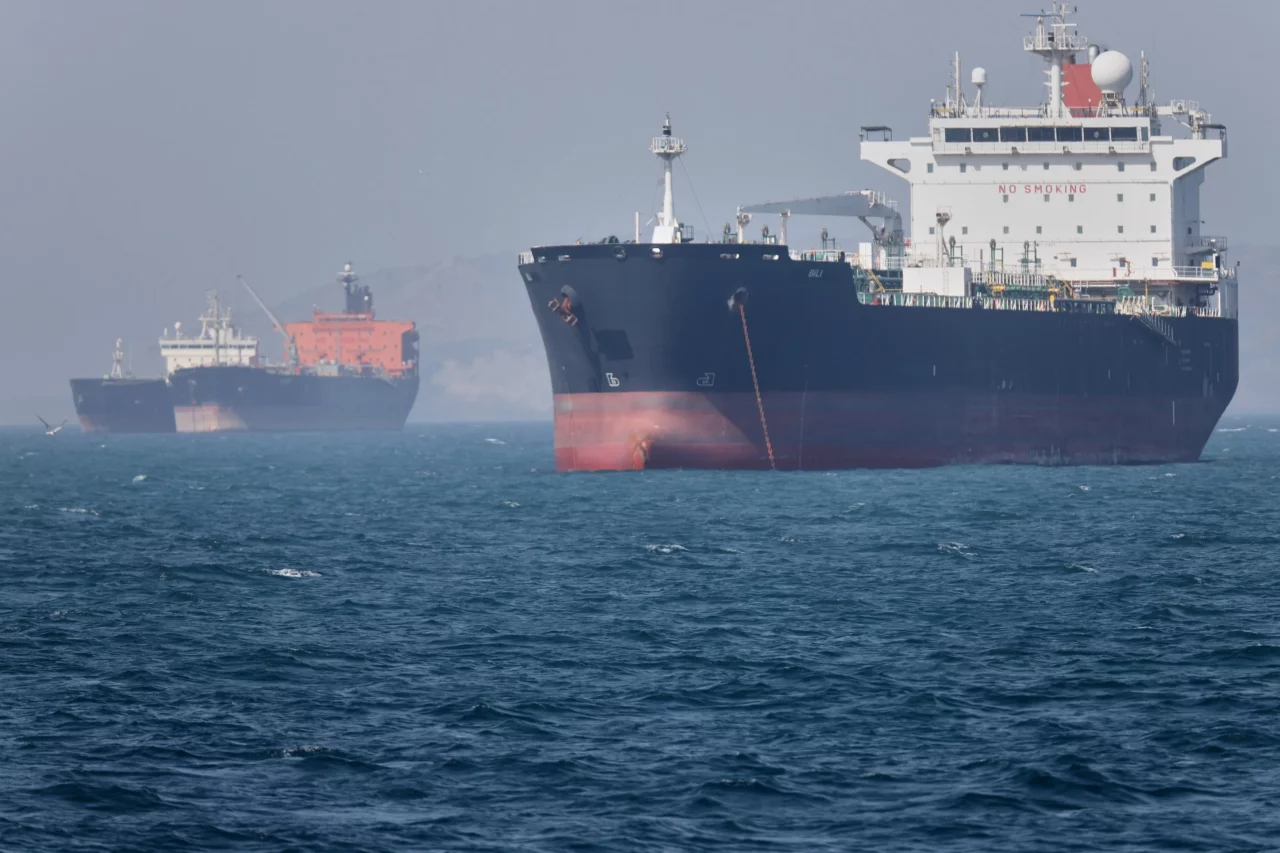 Traficul prin Strâmtoarea Ormuz continuă, în ciuda conflictului cu Iranul. SUA respinge informațiile privind blocarea rutei petroliere