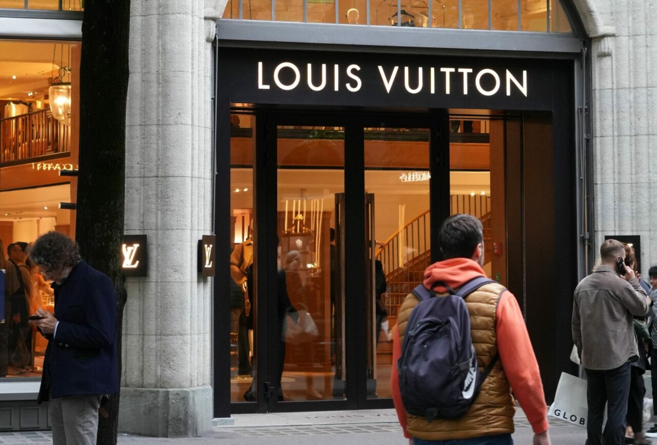 Influenceriță de origine română, condamnată la 10 luni de închisoare, în Franța, pentru furtul unei brățări marca Louis Vuitton. Cât valora bijuteria