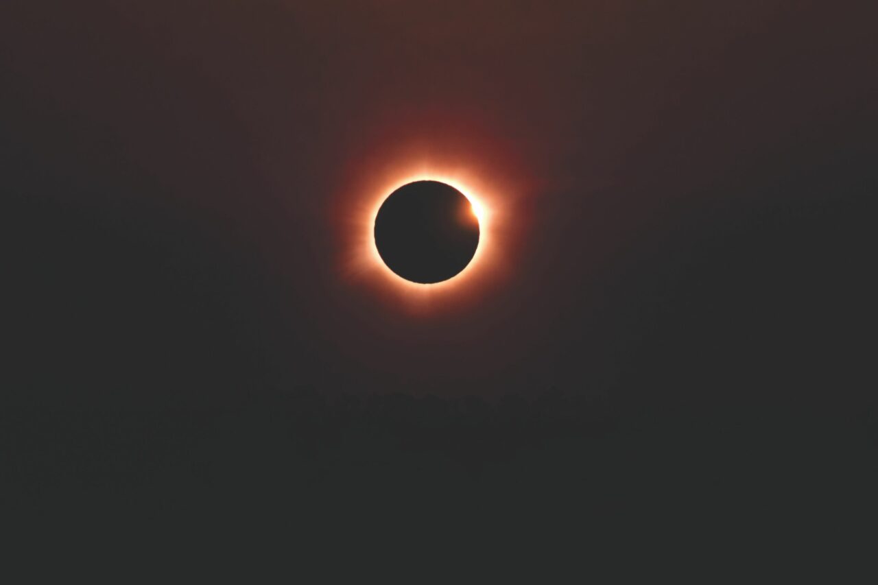 Eclipsa de soare în România. Când va avea loc fenomenul spectaculos. În ce orașe va putea fi urmărită