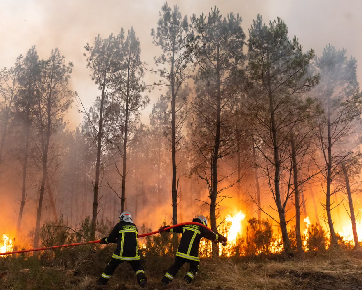 Pompierii români rămân în Franța. Misiunea pentru stingerea incendiilor a fost prelungită cu încă două săptămâni