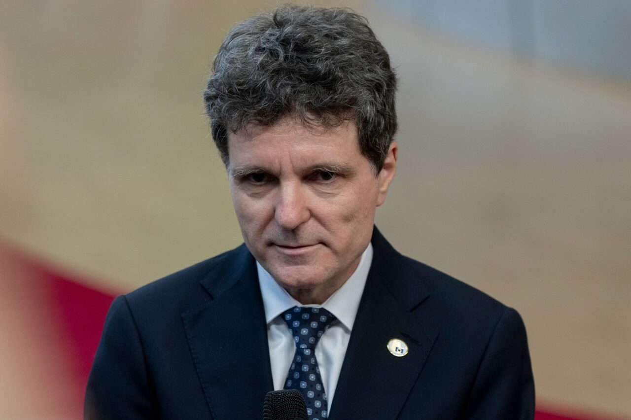 Nicușor Dan încearcă să ajungă la un consens cu partidele privind Codul Urbanismului și mutarea autorizațiilor de construire la PMB. În joc e un miliard de euro din PNRR