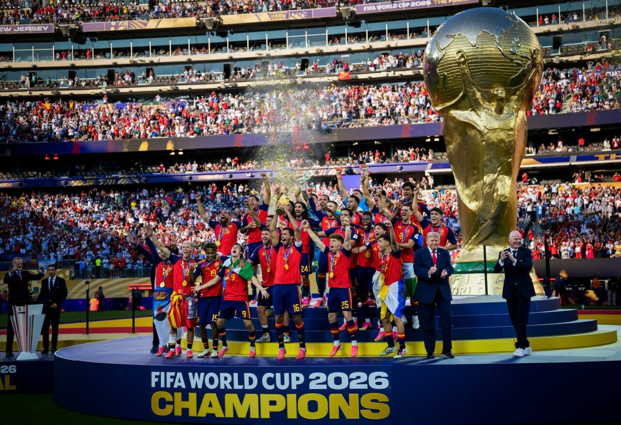 Trump, un nou moment viral la finala Cupei Mondiale 2026. A rămas pe scenă când Spania ridica trofeul suprem, ignorându-l pe șeful FIFA