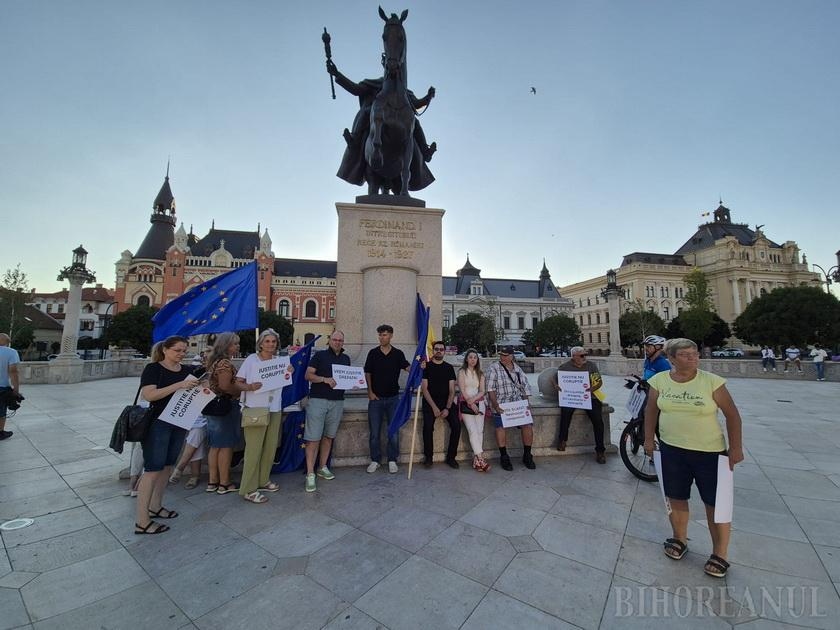 Protest timid în Piața Unirii din Oradea, anunțat pentru susținerea lui Viorel Pașca, cercetat în dosarul azilelor neautorizate din Bihor