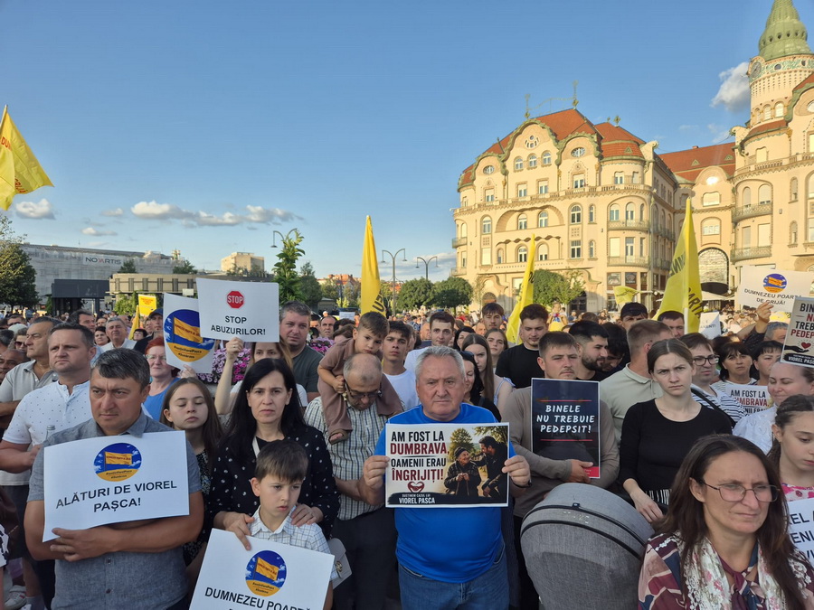 Sute de oameni protestează la Oradea pentru susținerea lui Viorel Pașca, patronul azilelor groazei din Bihor: „DIICOT, rușine!”