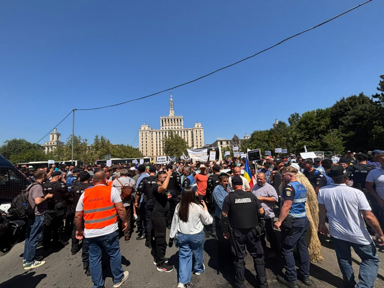 Protest neautorizat al fermierilor în faţa Guvernului. Oamenii au blocat șoseaua. Scandal cu jandarmii