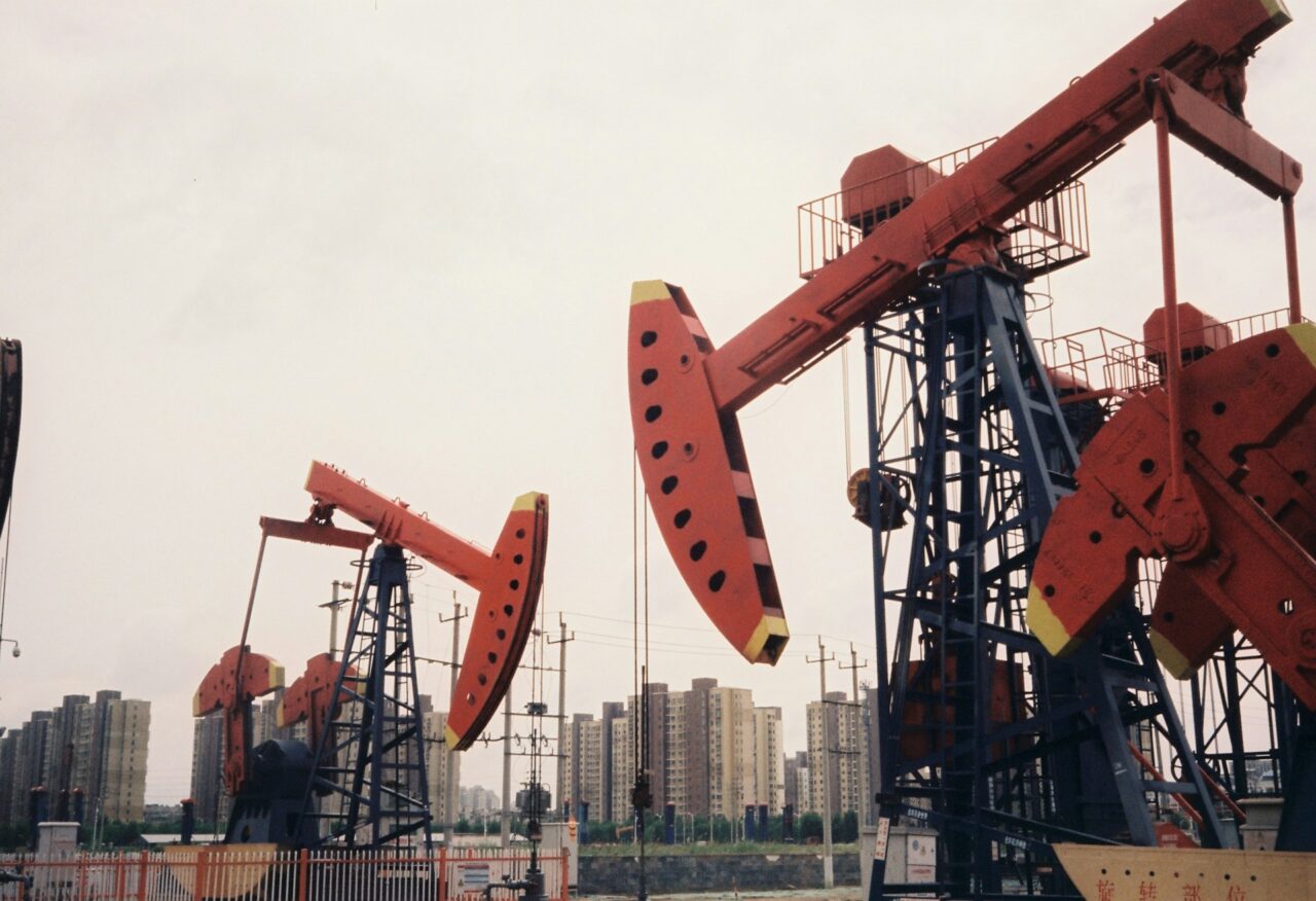 Prețul petrolului înregistrează cea mai puternică scădere din ultima săptămână după ce SUA au suspendat atacurile asupra Iranului