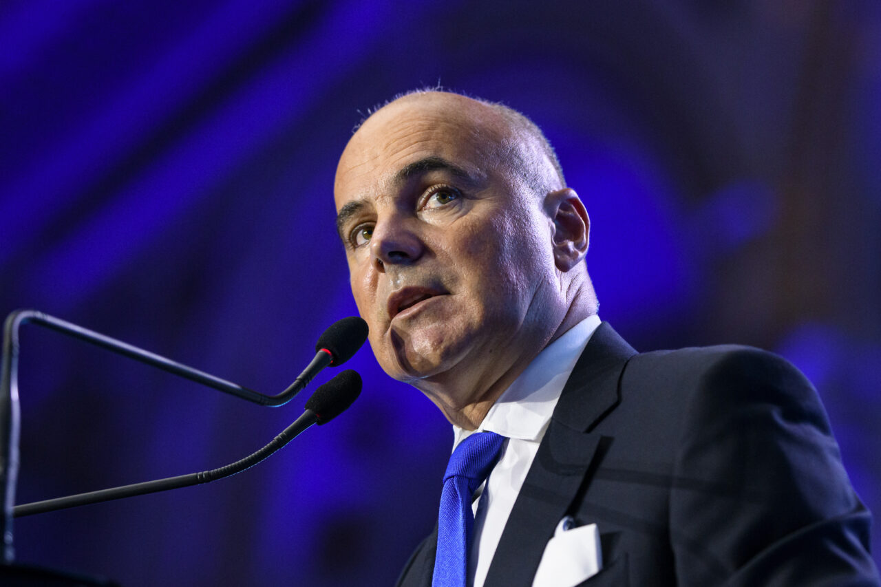 Rareș Bogdan acuză Comisia Europeană că sfidează oierii români și spune că măsurile de la Bruxelles „au pedepsit o țară întreagă”