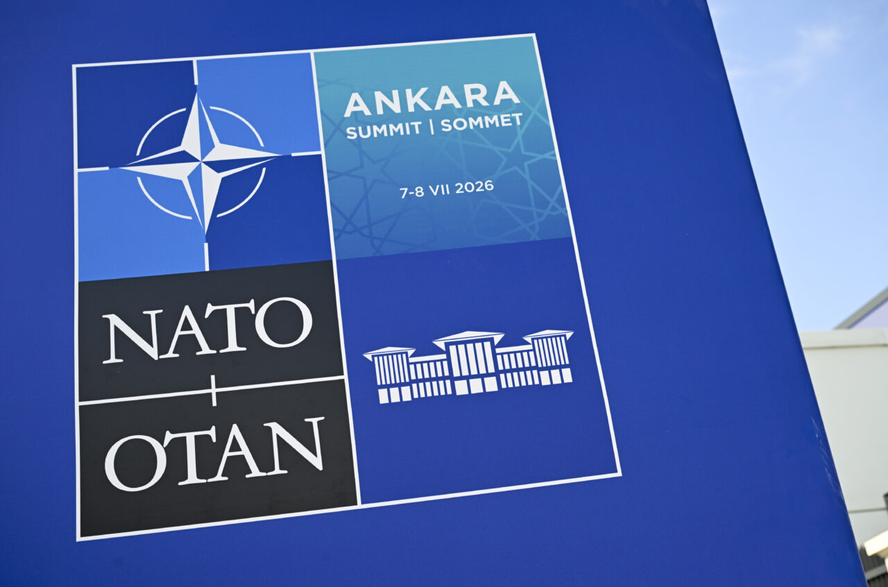 România se alătură programului NATO în care cumpără, împreună cu alte 10 state, avioane de spionaj. Cum vor fi folosite