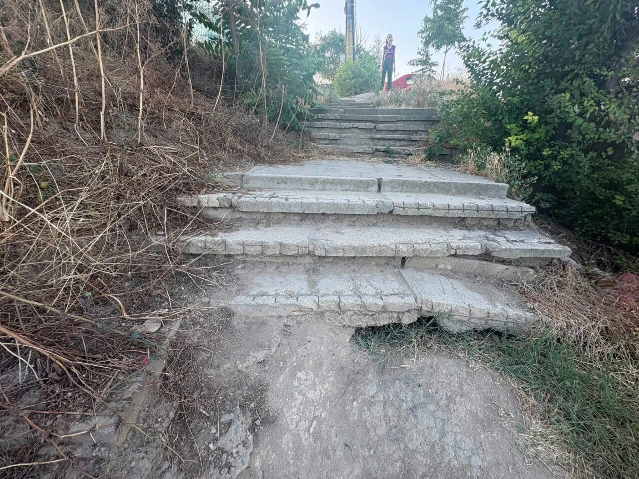 Imaginile plângerii la Constanța. Cum arată accesul la plajă în orașul de la malul mării. Trecătorii se pot răni grav