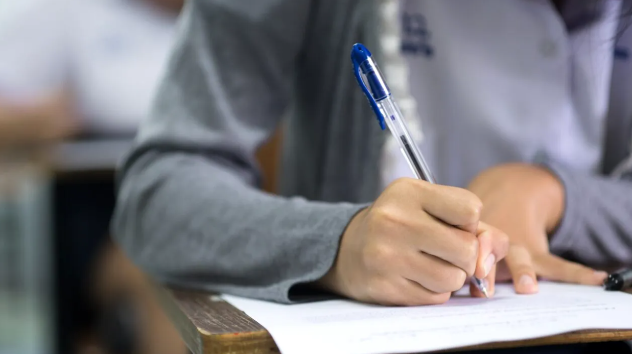 Regulile la Bac 2026. Azi, elevii susțin proba obligatorie a profilului: matematică sau istorie