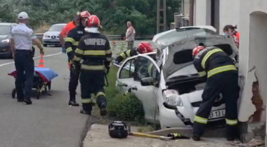 O şoferiţă a pierdut controlul mașinii și a intrat cu vehiculul în zidul unei case din Alba. Femeia a fost găsită în stare de şoc