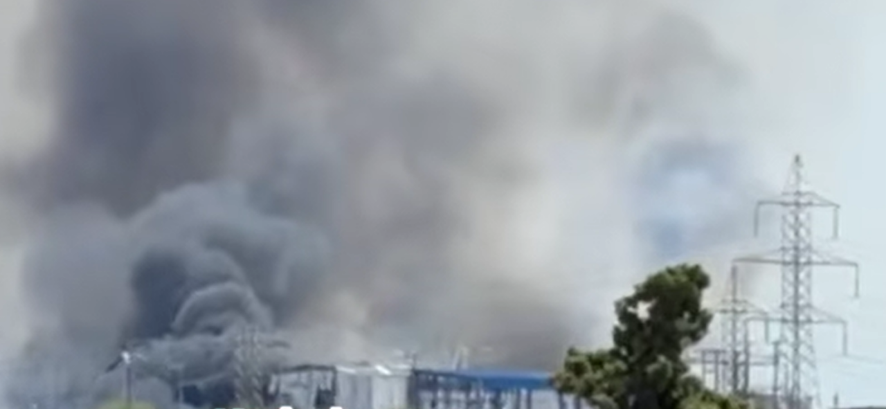 Alertă în Grecia. O fabrică de oțet a explodat în Examilia și a provocat un incendiu de amploare
