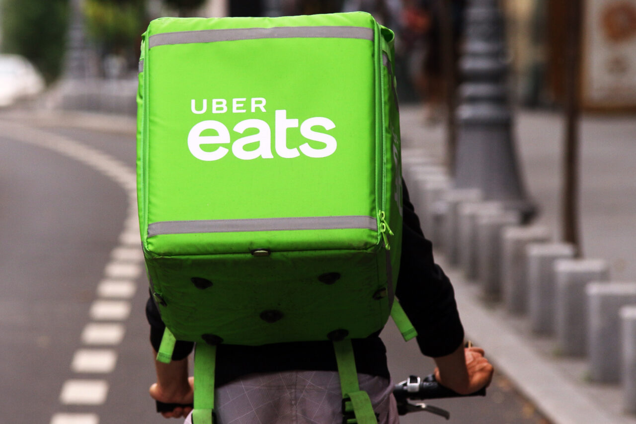 Uber își amână extinderea serviciilor de livrare a mâncării. România, afectată de decizie